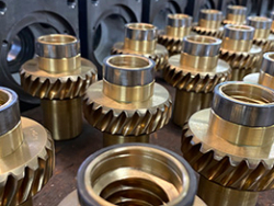Adjustment of worm gear sets for the assembly of screw jack systems