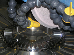 Coordinate grinding of a Hirth gear using the plunge-cut method 