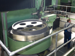 External turning of the fit of a 5 tonne flywheel for compressors