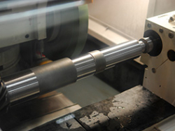 Cylindrical grinding of precision shafts using the plunge-cut method (twist-free)