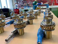 Adjustment of worm gear sets for the assembly of screw jack systems